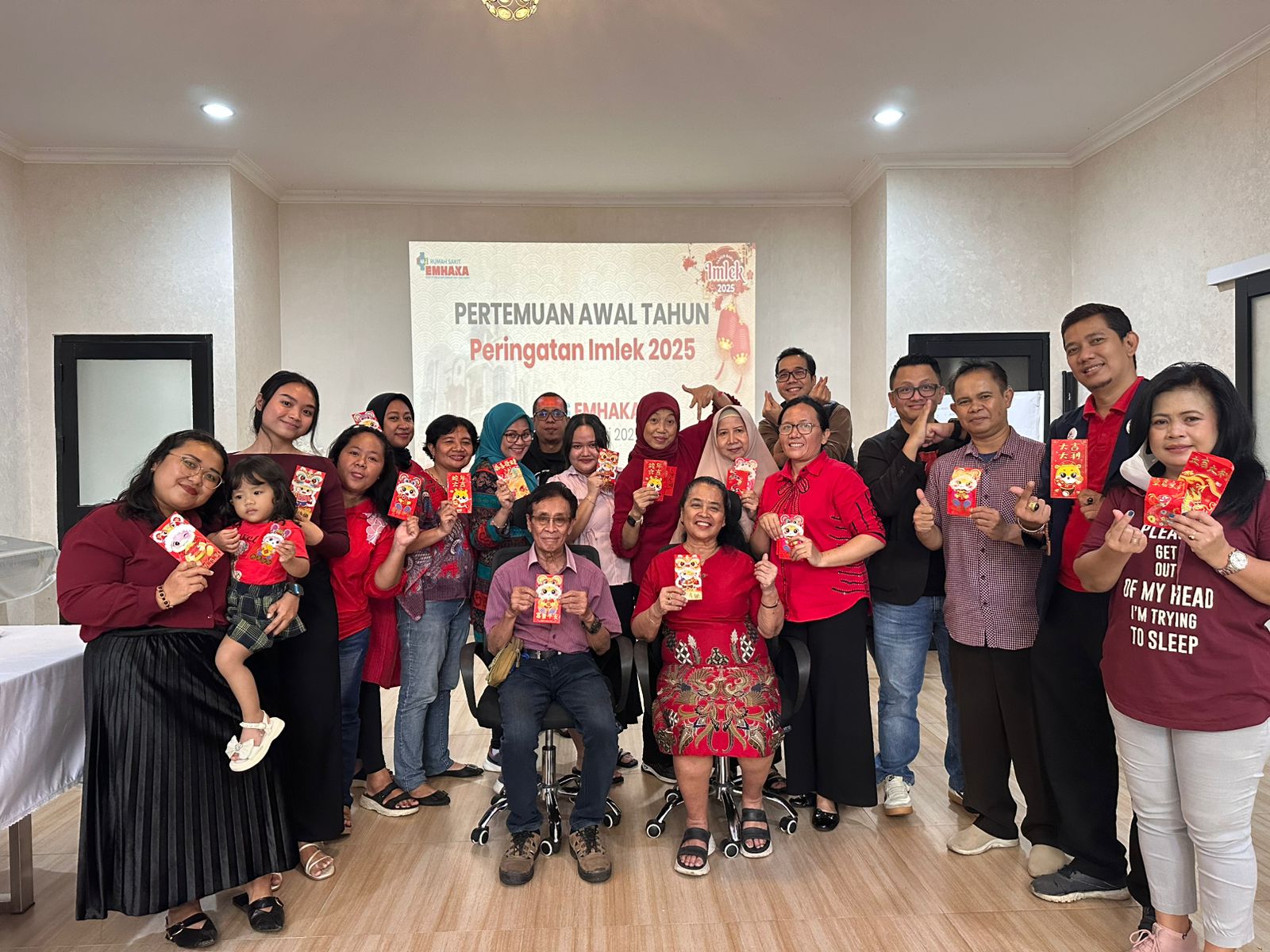 Rumah Sakit EMHAKA Meriahkan Perayaan Imlek 2025 dengan Kebersamaan dan Kesehatan